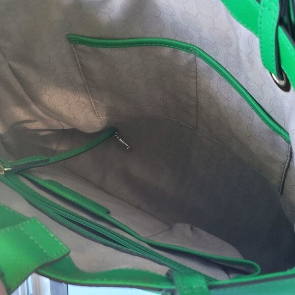 Michael Kors Jet Set Travel In Kelly Green - Picture 3 of 6